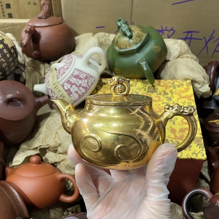 紫砂茶壶原矿泥料，手工制作的一把紫砂壶。