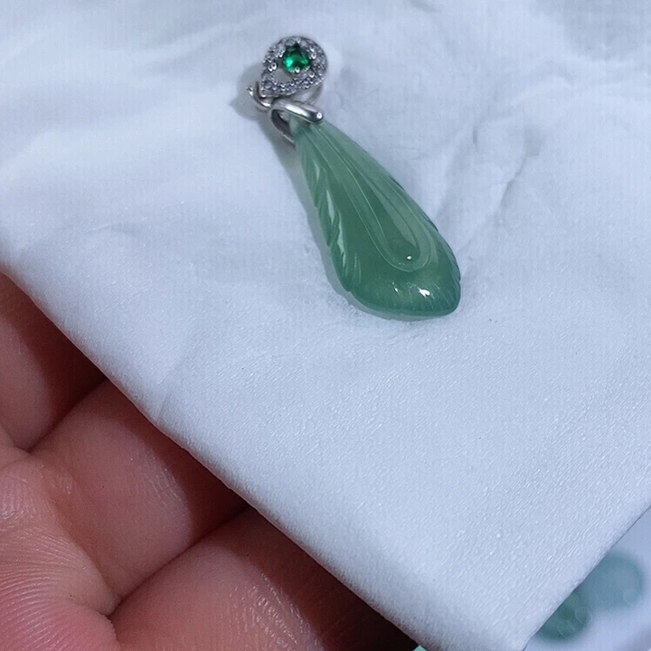 翡翠未镶嵌颈饰沐**雪羽毛