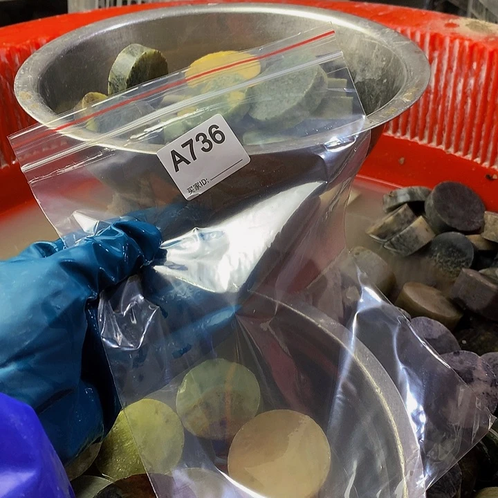 蛇纹石玉珠宝半成品未镶嵌自**籽