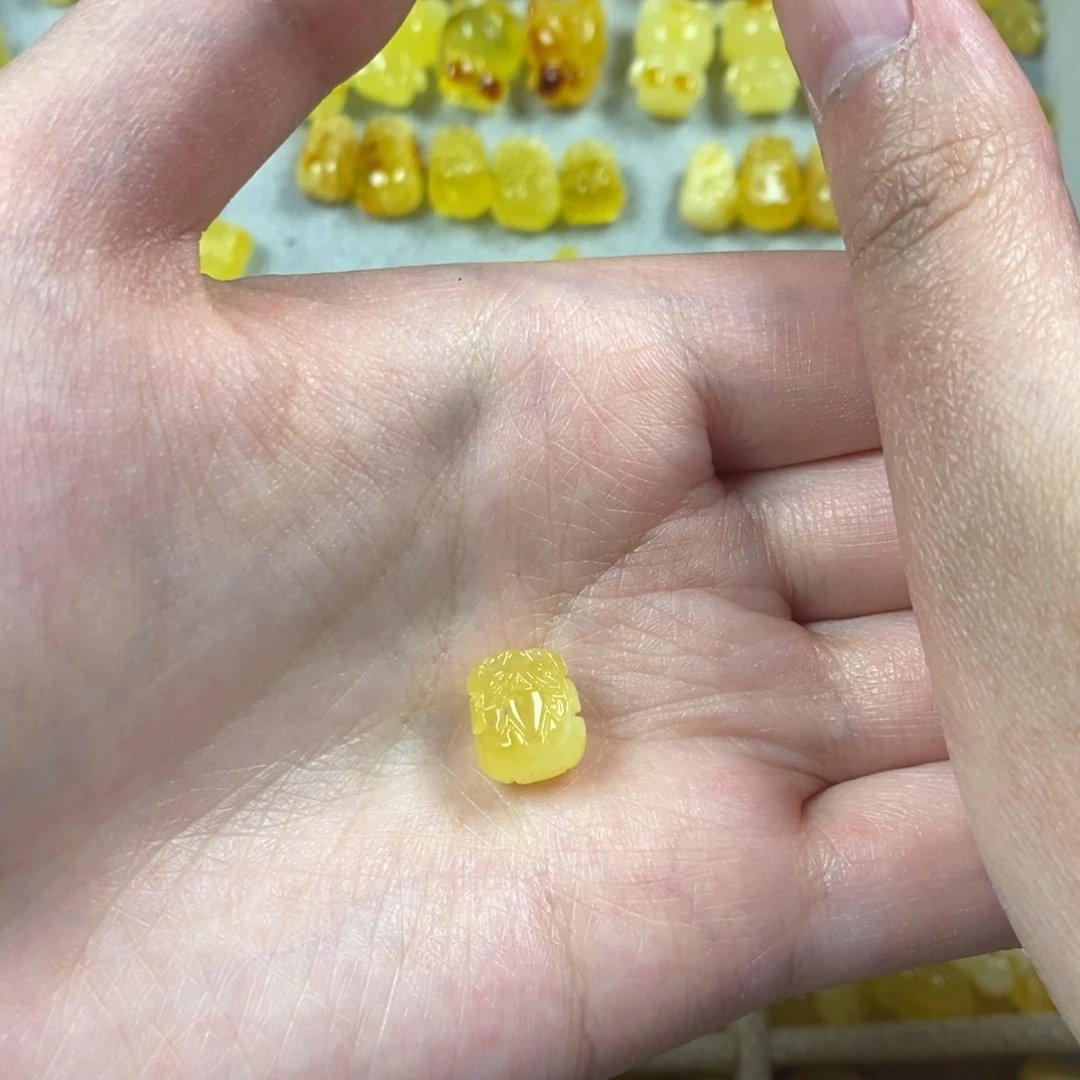 琥珀裸石未镶嵌谢*哩貔貅