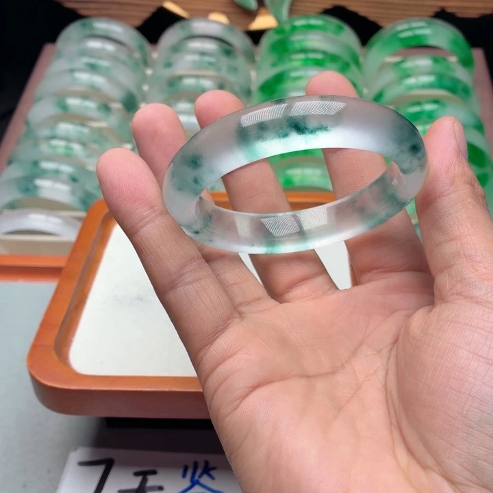 樵***楠石英质玉未镶嵌手镯