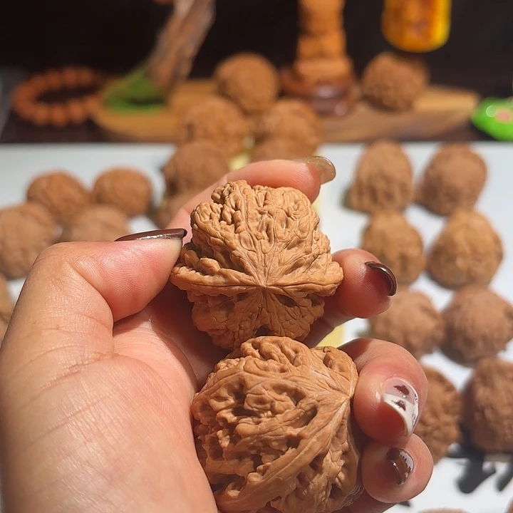 伟***产核桃文玩核桃粗筋一对41，有个小黄点，不退不换