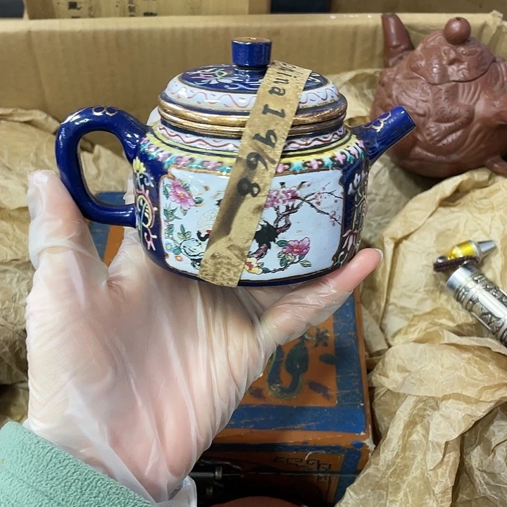 茶壶紫砂原矿泥料手工制作的一把紫砂壶。