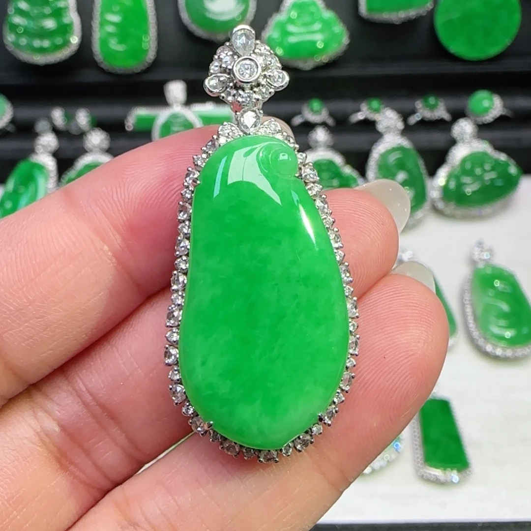 翡翠18K金镶嵌颈饰吊坠