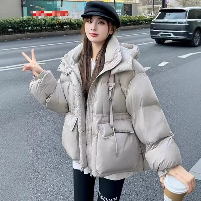 啄木鸟三角扣羽绒服女2025冬季新品时尚连帽宽松气质泡芙感外套防