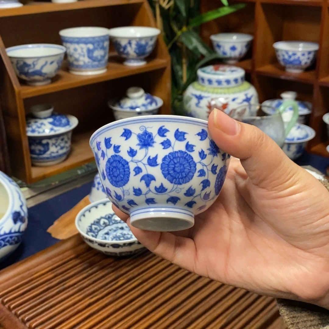 青炎亚飞的缠枝牡丹好看