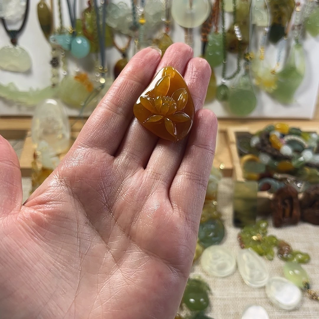 胡***极蛇纹石玉未镶嵌颈饰