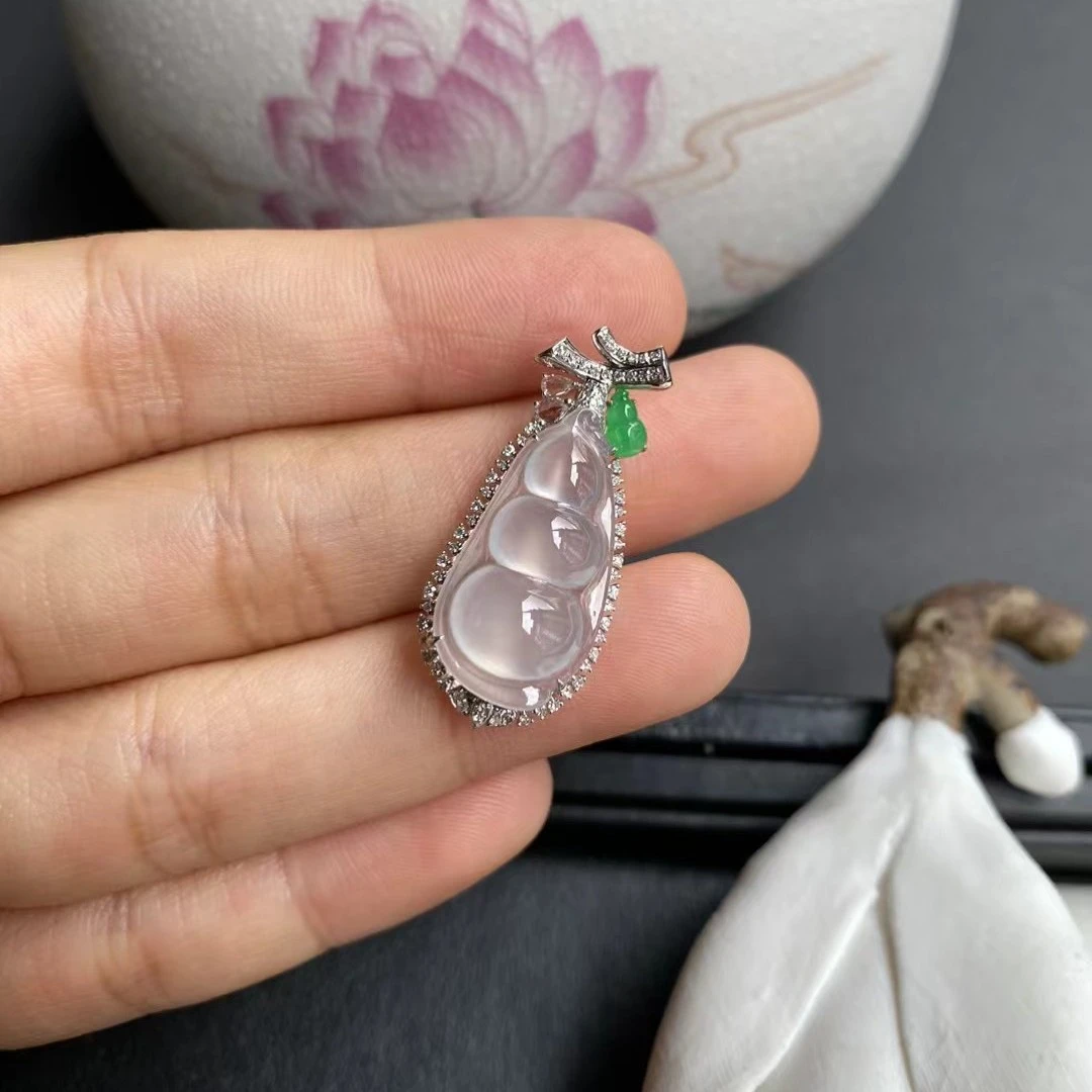 翡翠镶金福豆，冰莹润泽起光，整体31x13.8x9.5裸石22.4x11.5x4.3mm