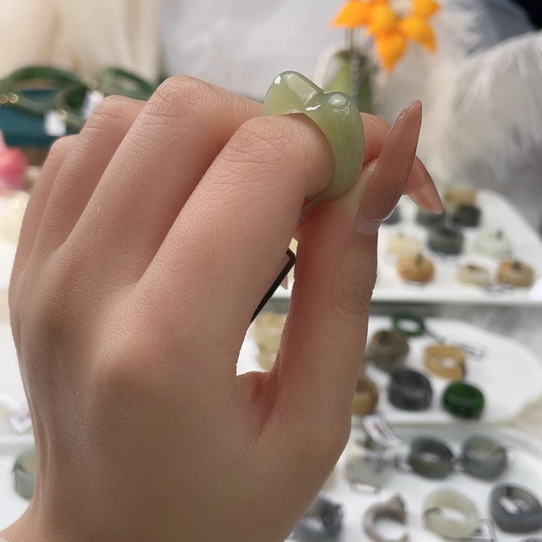 和田玉未镶嵌戒指绿色猫耳朵16.4v73