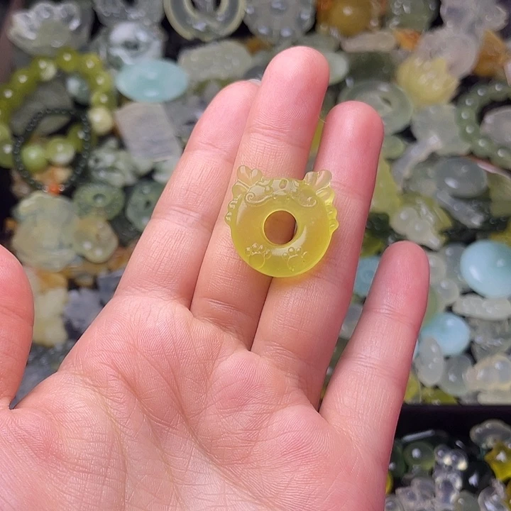 蛇纹石玉合金颈饰龙宝平安扣