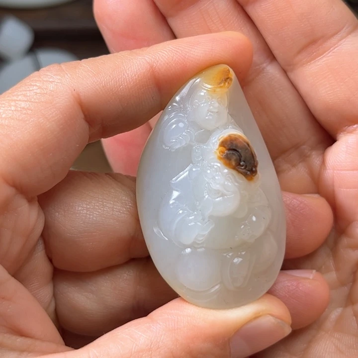 彩***虹和田玉未镶嵌颈饰