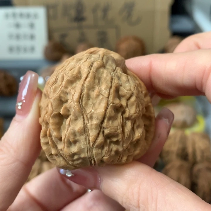 问***林吊坠文玩核桃异形单只，有瑕疵