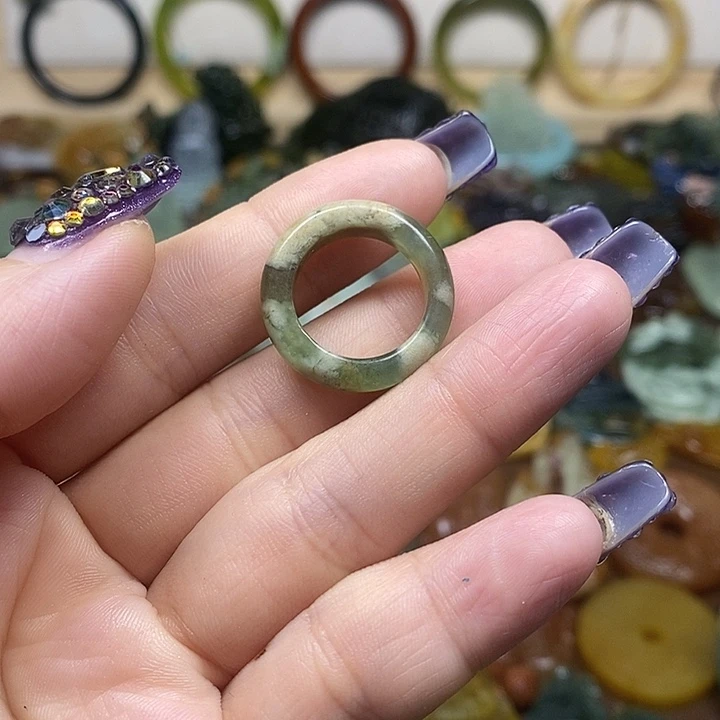 蛇纹石玉戒圈未镶嵌