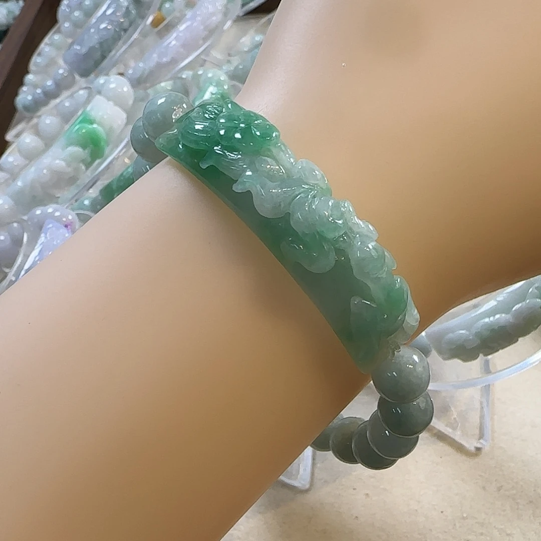 翡翠未镶嵌颈饰手牌