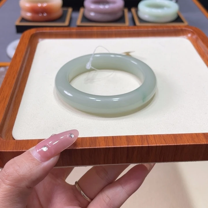 未镶嵌手镯石英岩玉