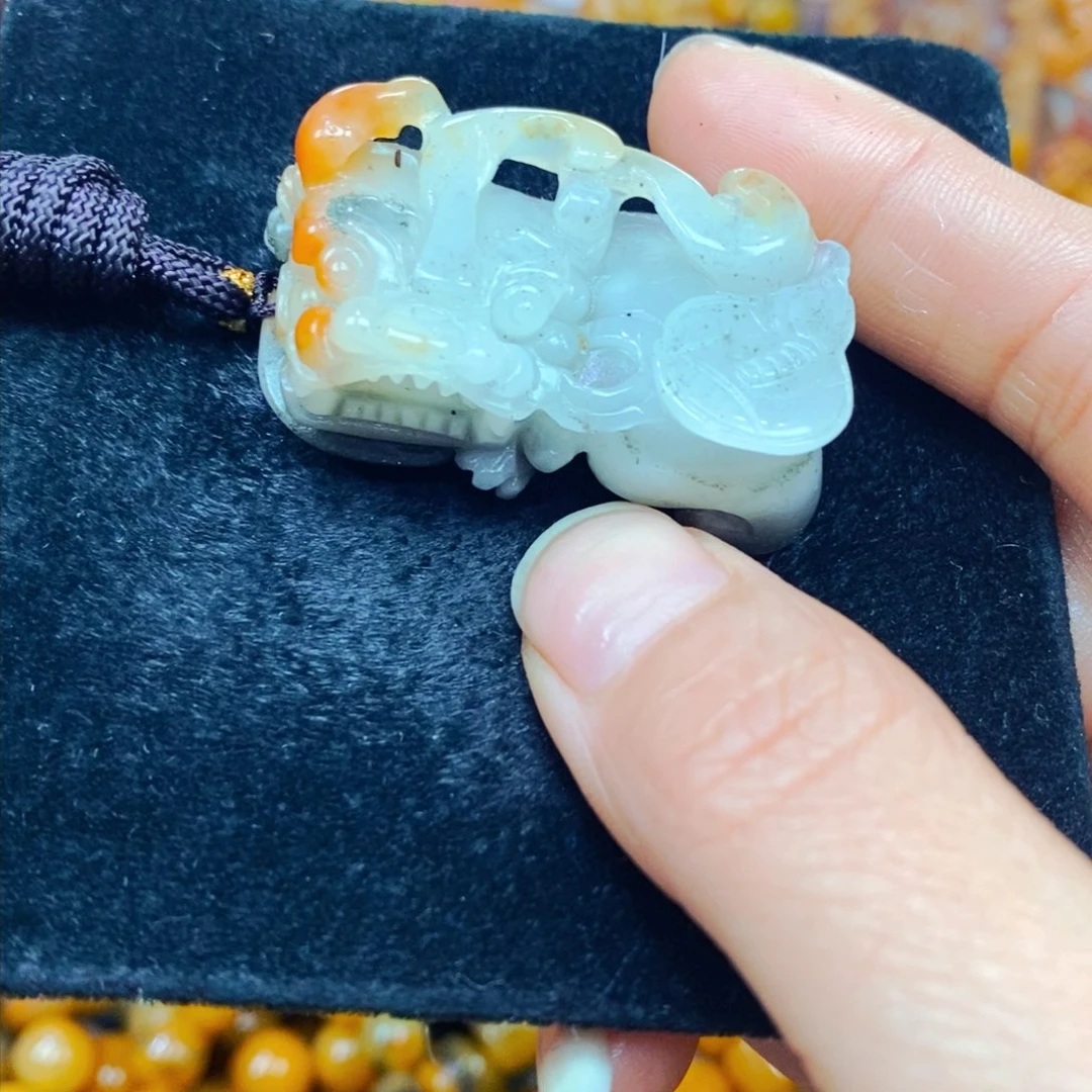 未镶嵌石英质玉（黄龙玉）颈饰