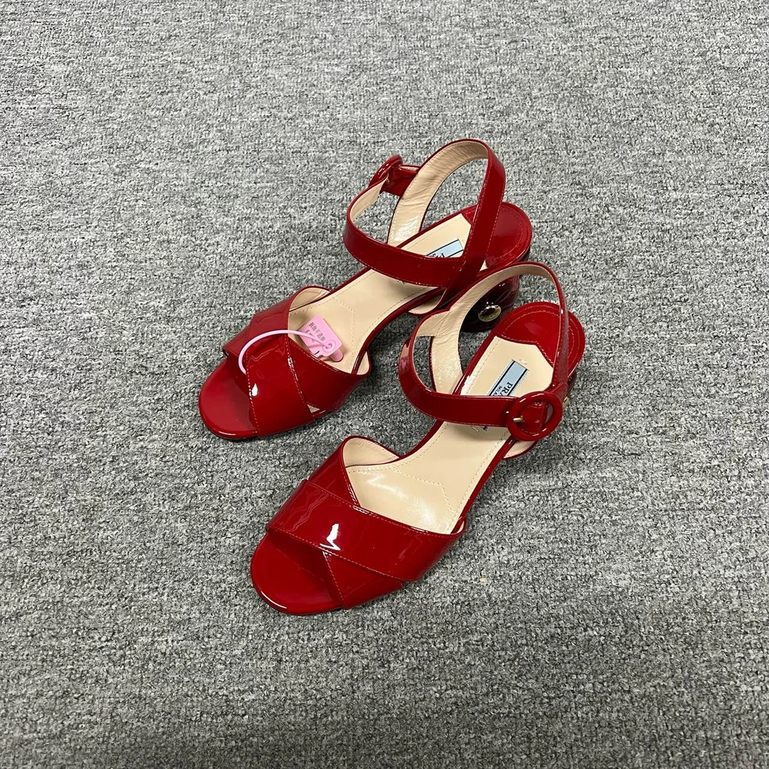 全新未使用 Prada/普拉达 Prada 红色凉鞋39码
