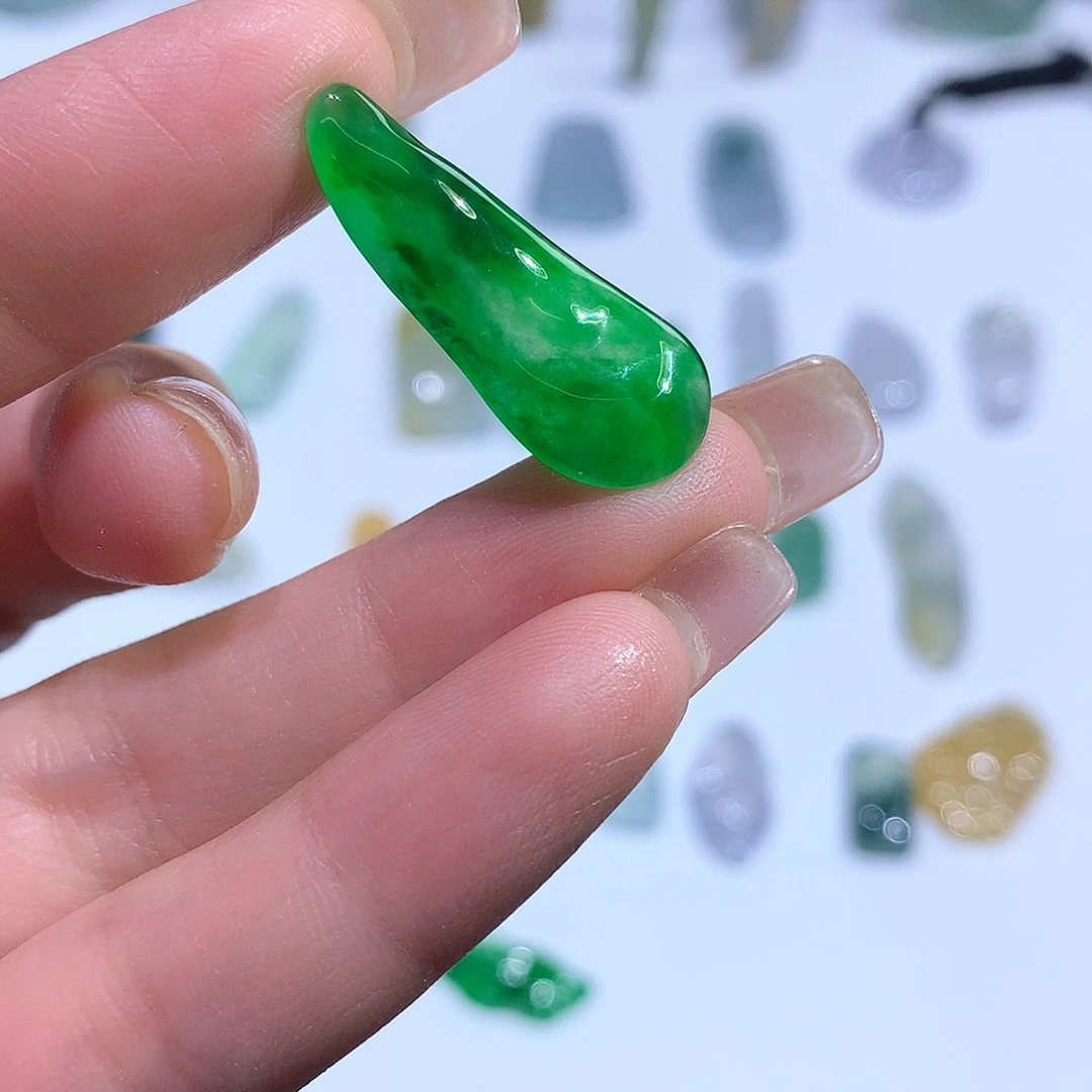 翡翠颈饰未镶嵌巧*力随型