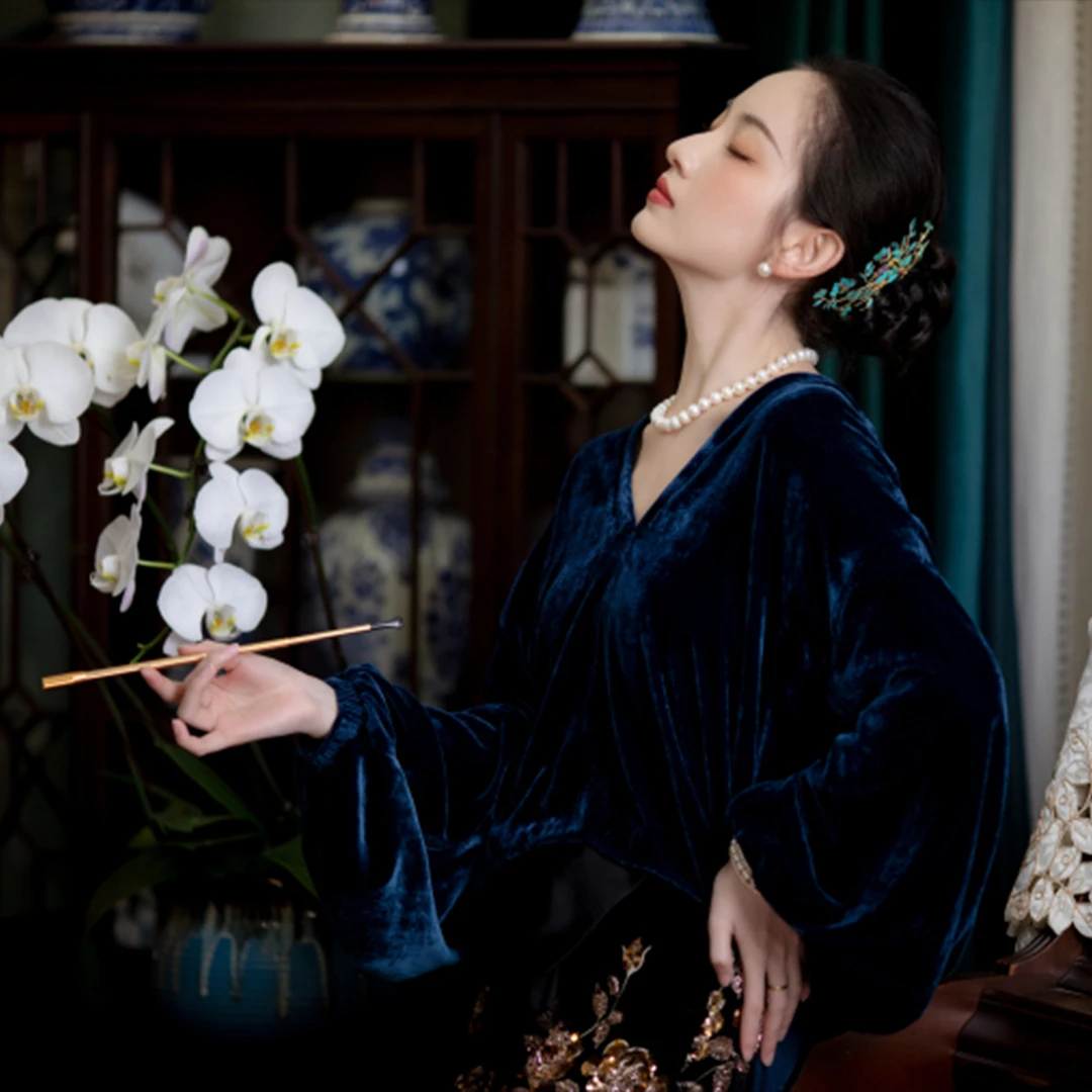 馨风曲语丨一城风絮丨春秋丝绒V领高级感优雅纯色港风保暖上衣女