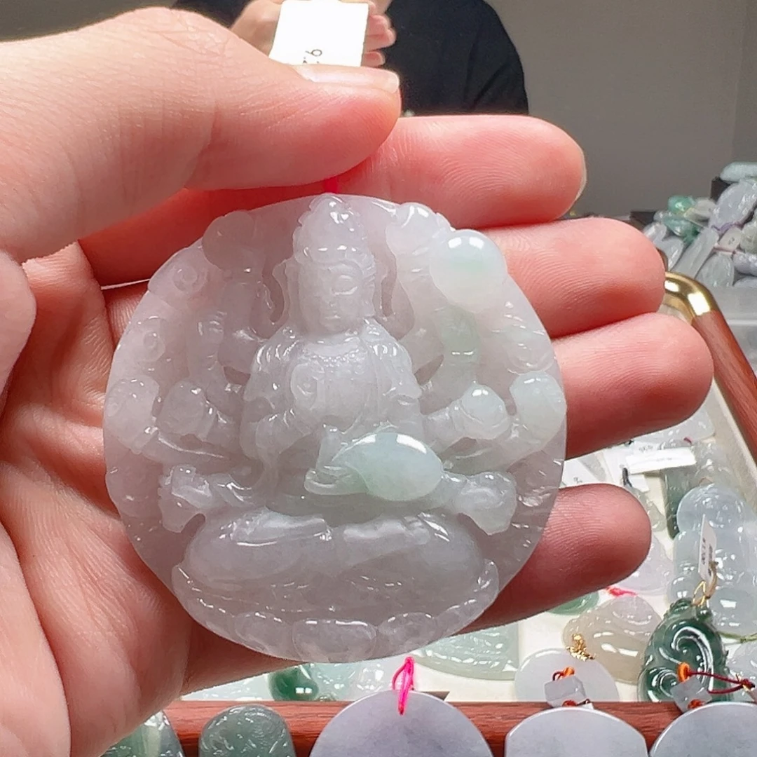翡翠未镶嵌颈饰千手观音