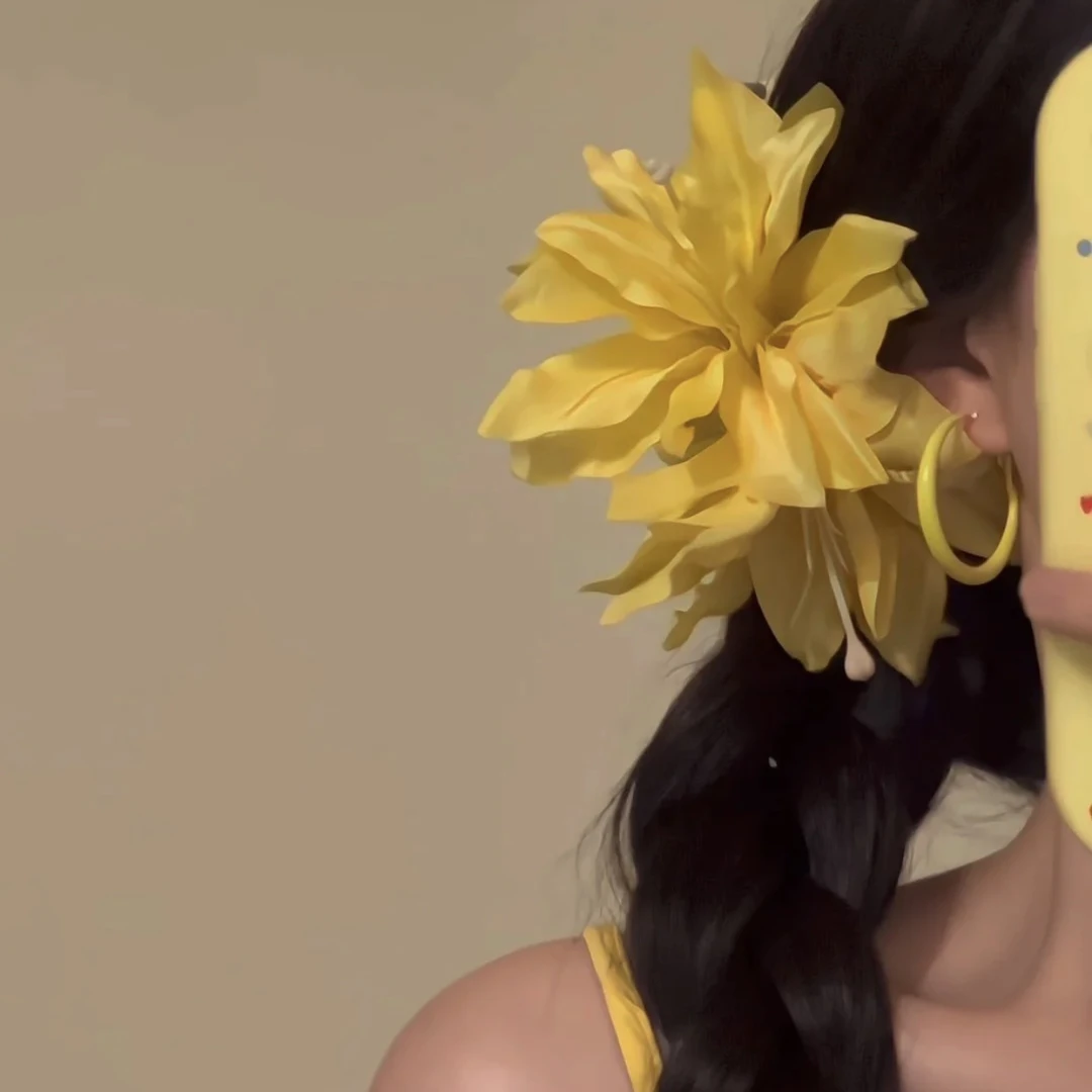 超仙发夹新款黄色仿真百合花抓夹发抓鲨鱼夹后脑勺盘发度假风头饰