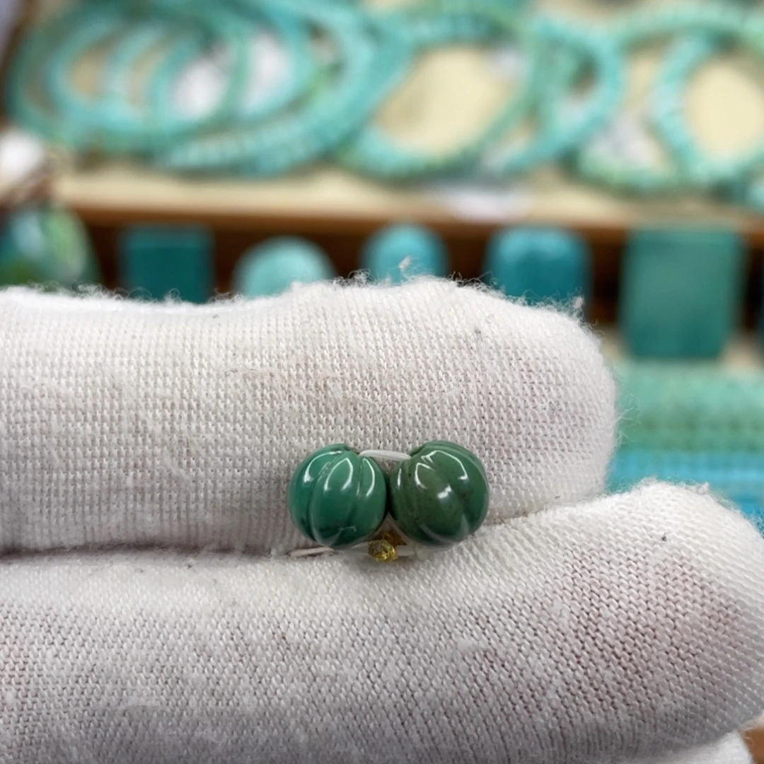 绿松石未镶嵌颈饰