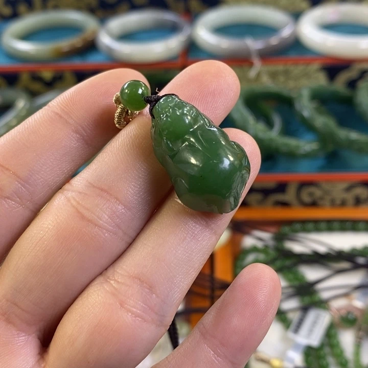 婉***婷颈饰未镶嵌和田玉（碧玉）