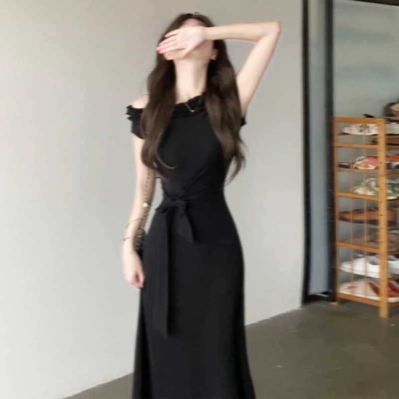 2025新款法式高级感黑色斜肩短袖连衣裙子女夏季修身收腰包臀长裙