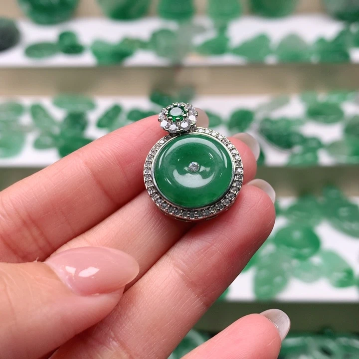 颈饰未镶嵌石英质玉