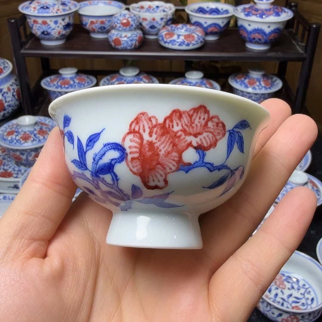 青花釉里红高足杯底部微瑕