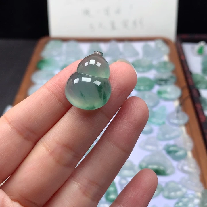颈饰未镶嵌翡翠冰种晴底大葫芦