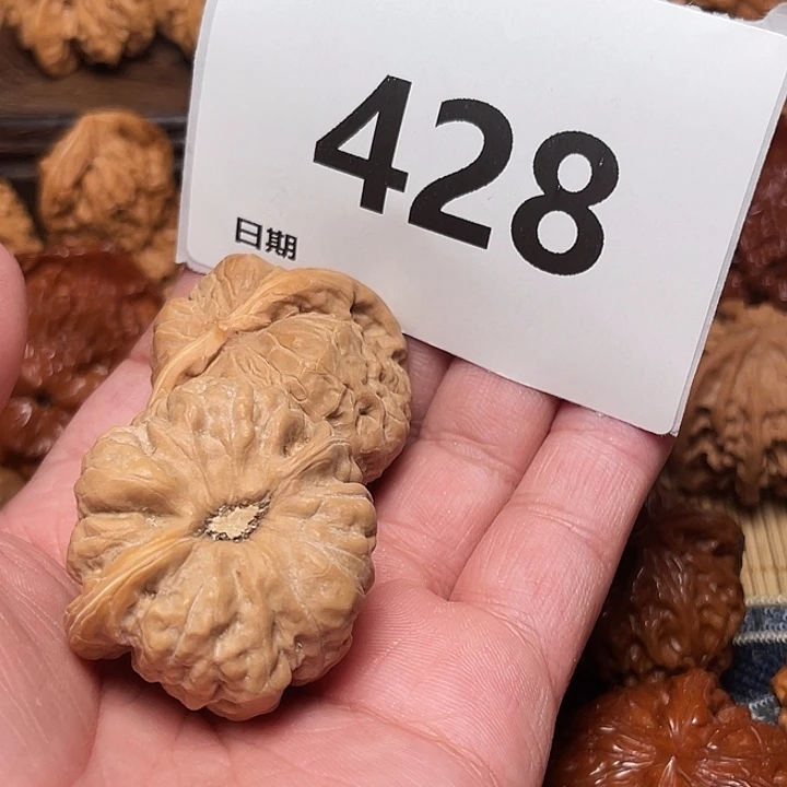 桃核把件蛤蟆。   428