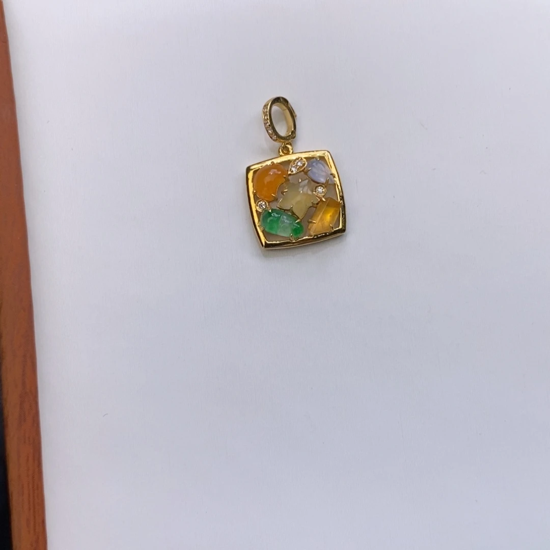 C****翡翠18K金镶嵌颈饰翡翠