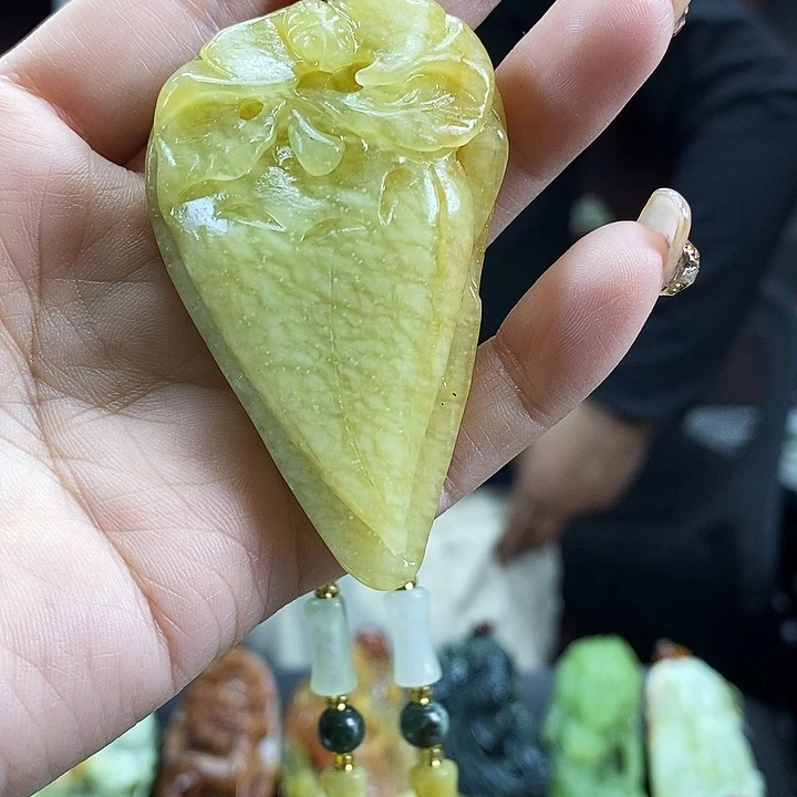 蛇纹石玉吊坠未镶嵌