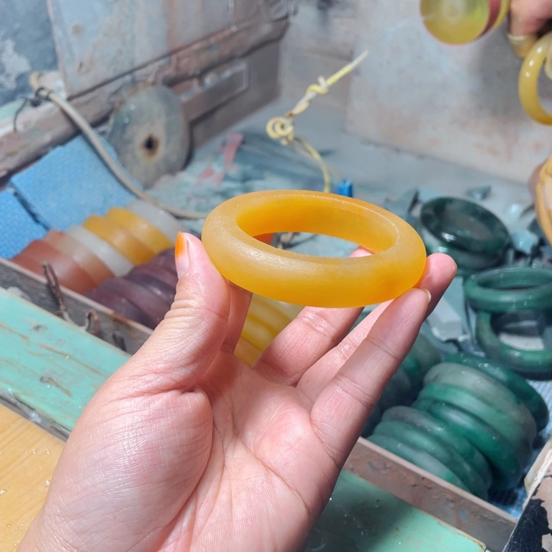 右***贝石英质玉未镶嵌手镯定制加工