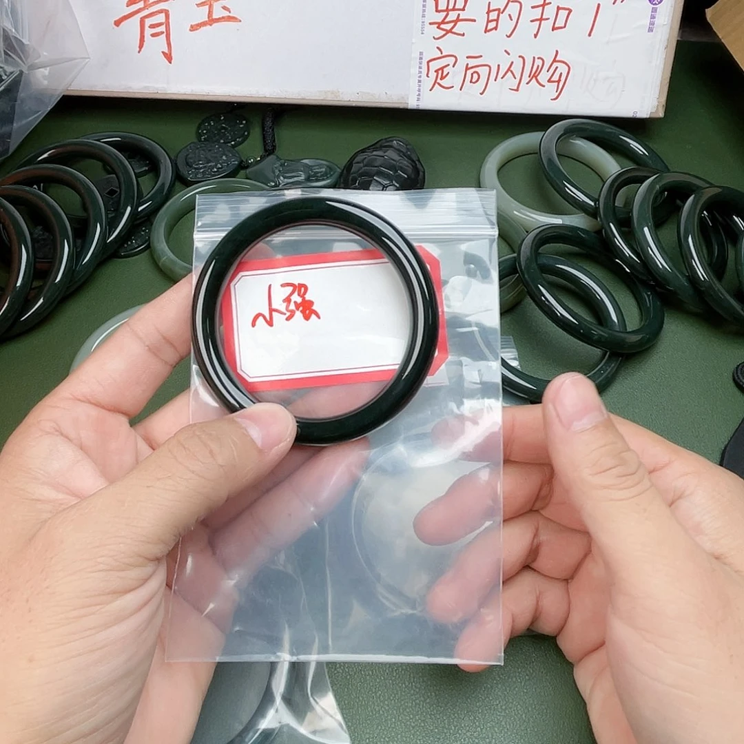 弯***强和田玉未镶嵌手镯