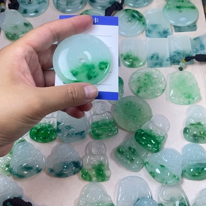 欣***敏翡翠未镶嵌颈饰互动