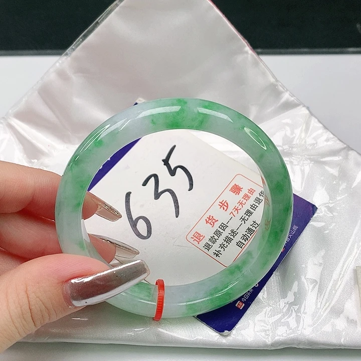 翡翠手镯未镶嵌翡翠手镯