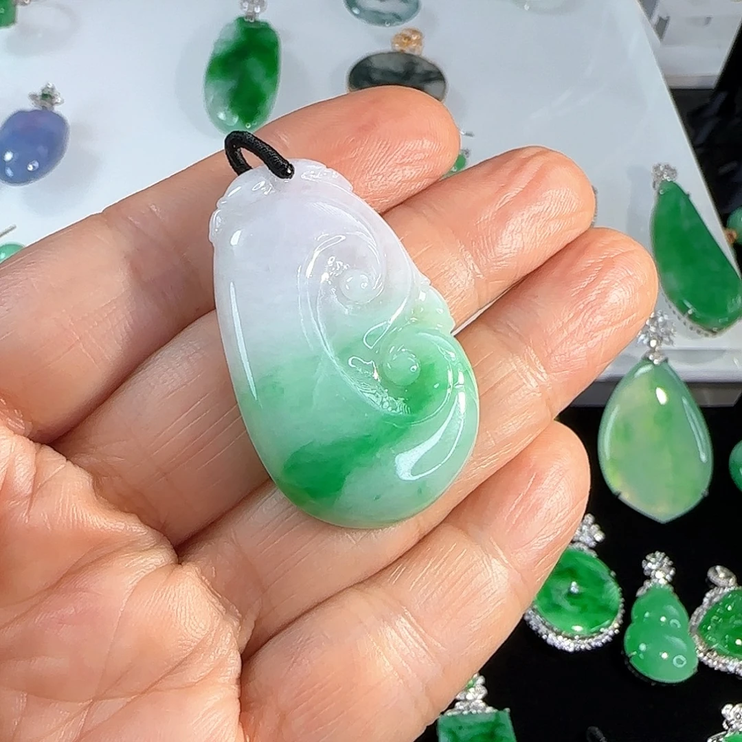 翡翠未镶嵌颈饰如意