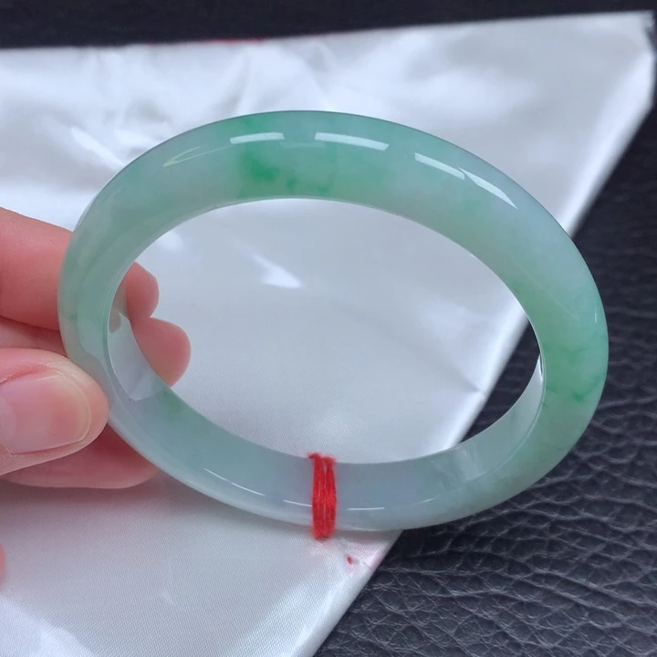 翡翠手镯未镶嵌有裂纹。
