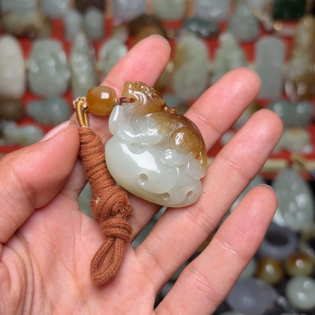 和田玉未镶嵌颈饰终****钱