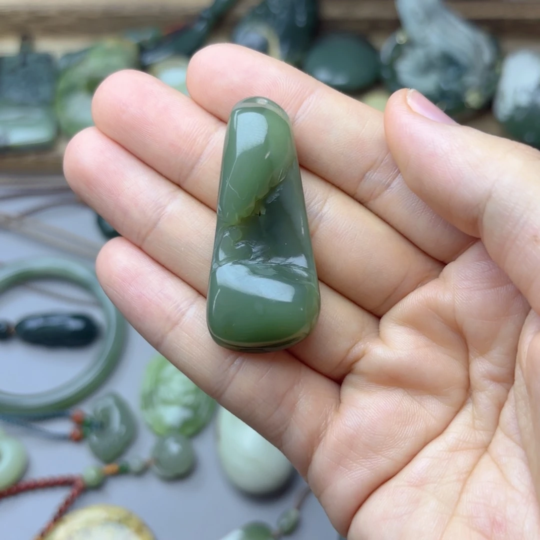 透闪石质玉未镶嵌颈饰