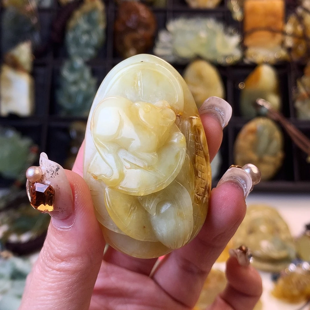 蛇纹石玉颈饰未镶嵌