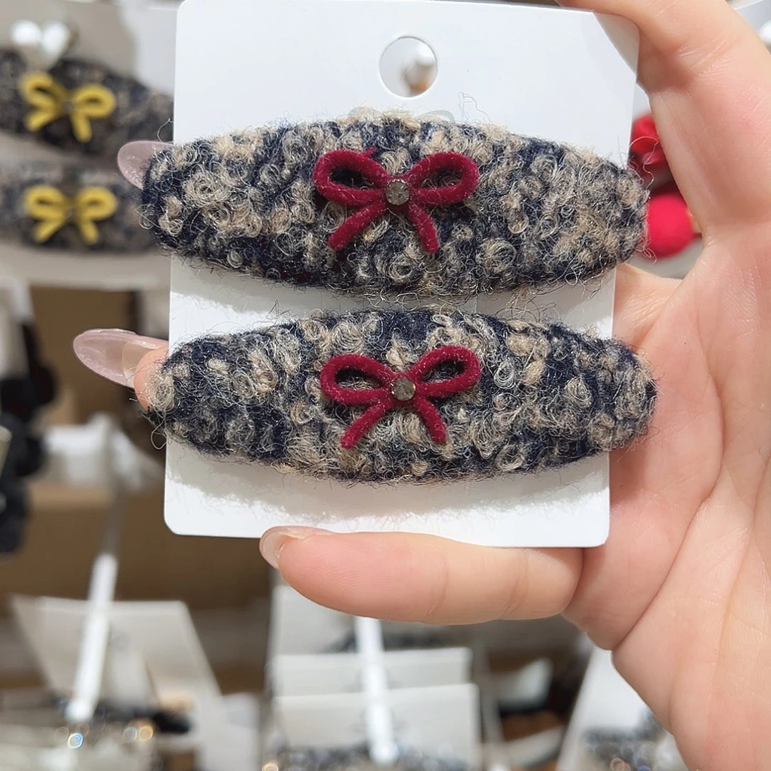 杨***！皮质铁合金红色蝴蝶结掰掰夹