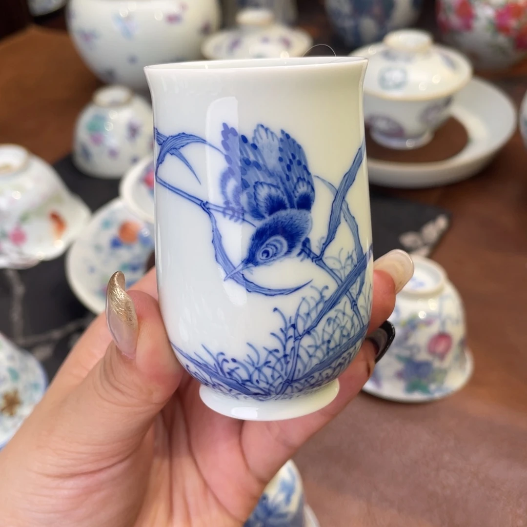 单翠手握杯………………