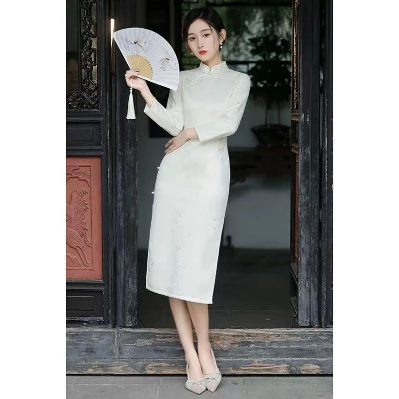 1593 米色 素板 【绣梅】八扣 旗袍