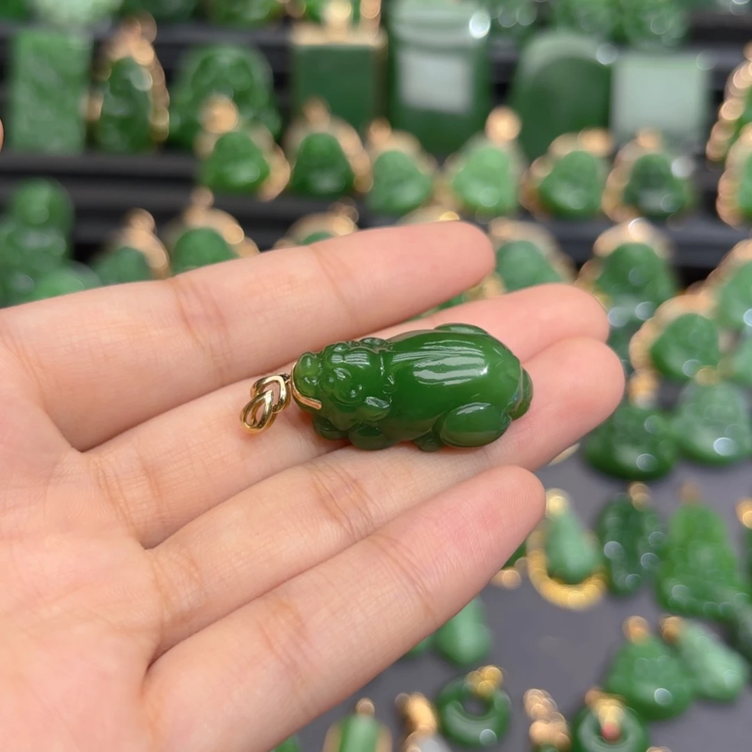 颈饰18K金镶嵌和田玉（碧玉）