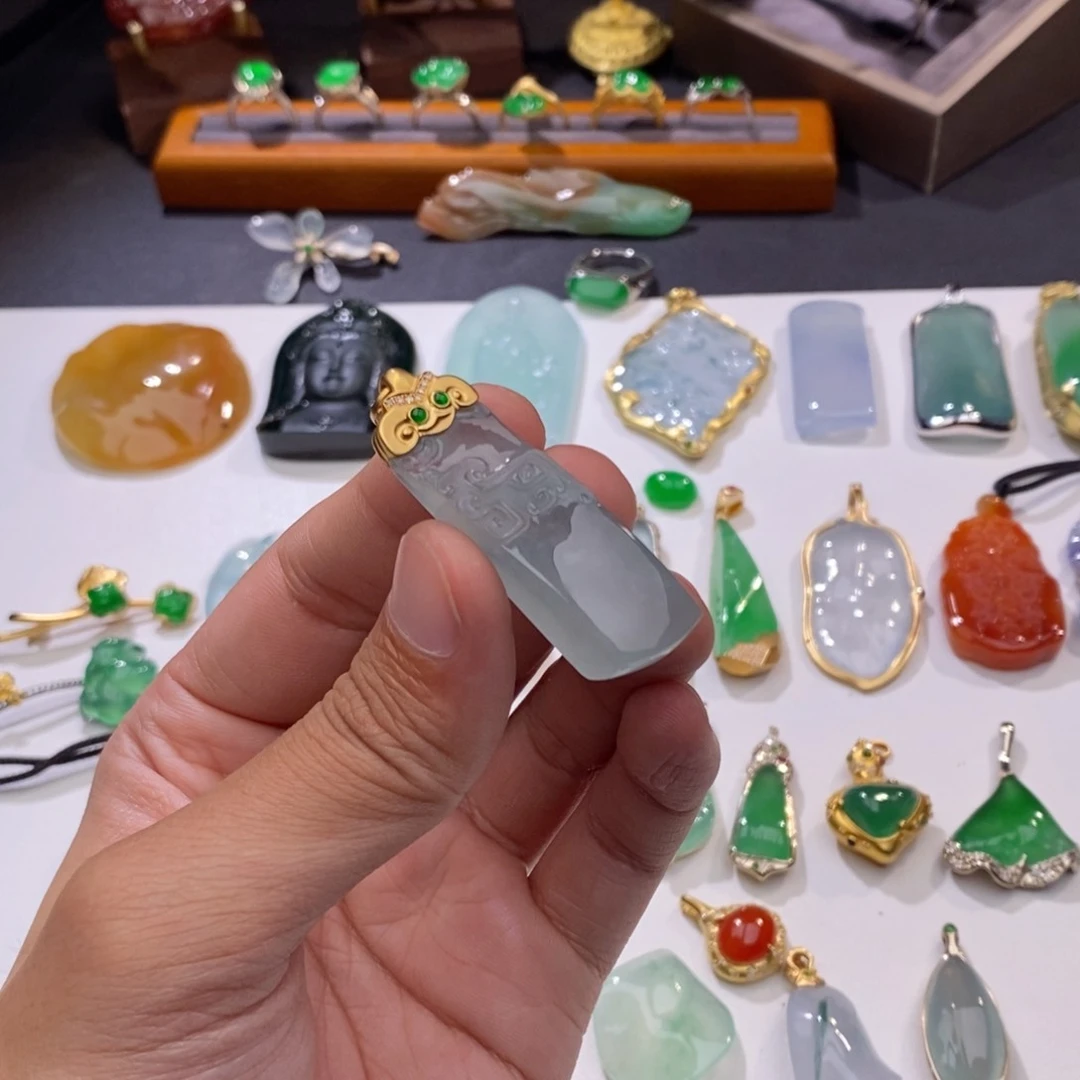 定制翡翠18K金镶嵌仿古牌子