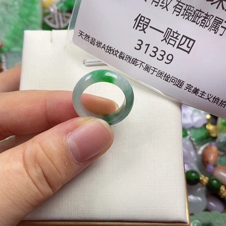 用***a翡翠未镶嵌吊坠(赠链)