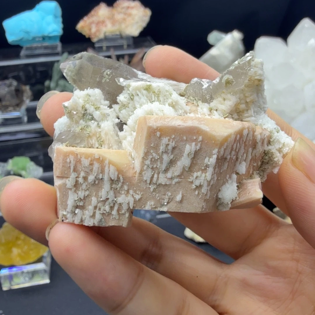 粉色长石烟晶云母